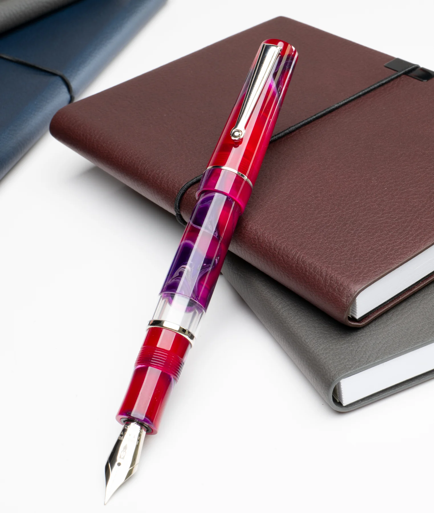 Delta Duna Magenta Fountain Pen 14k Nib - Image 2