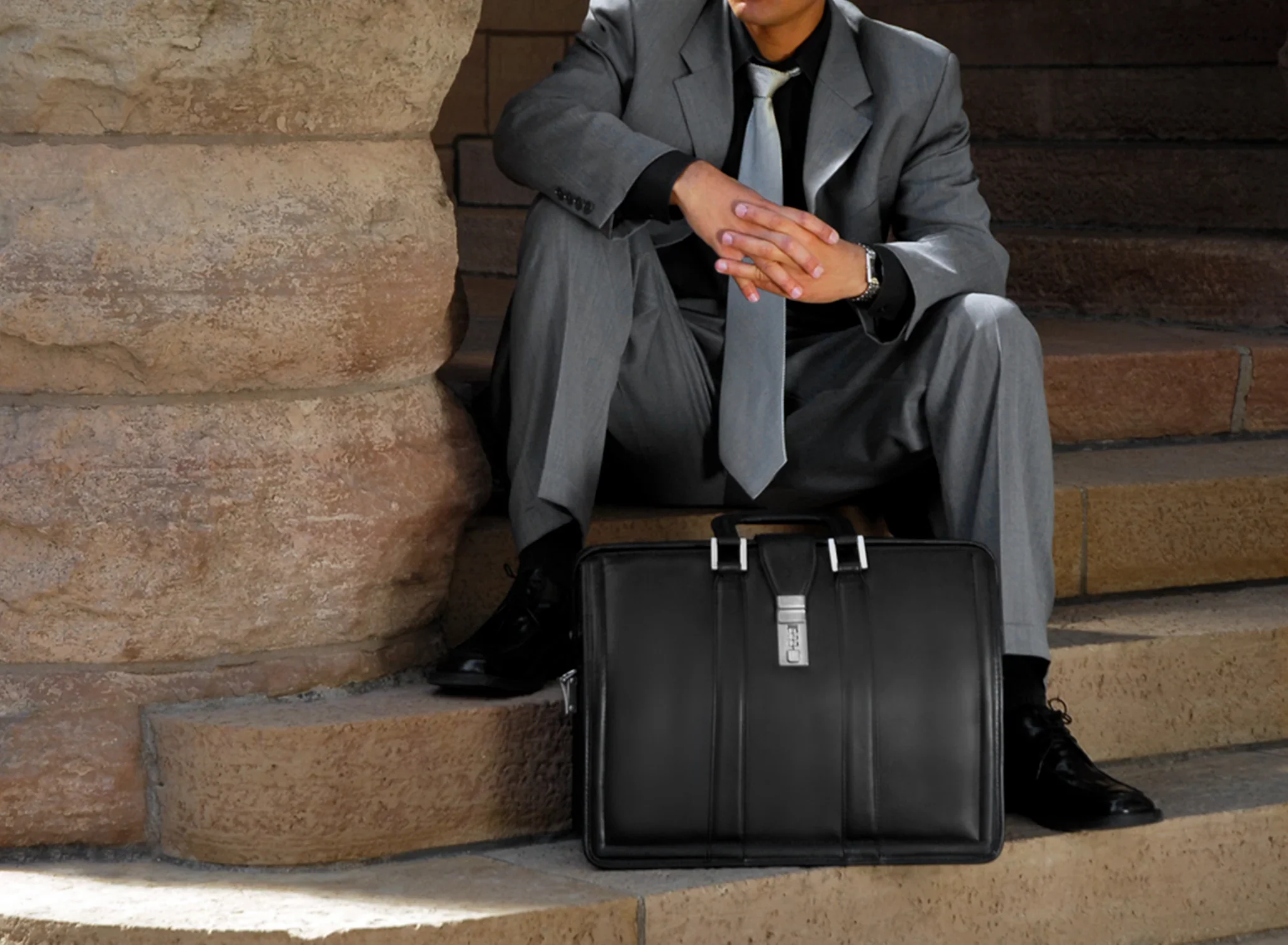 MORGAN | 17" Leather Litigator Laptop Briefcase - Black - Image 9
