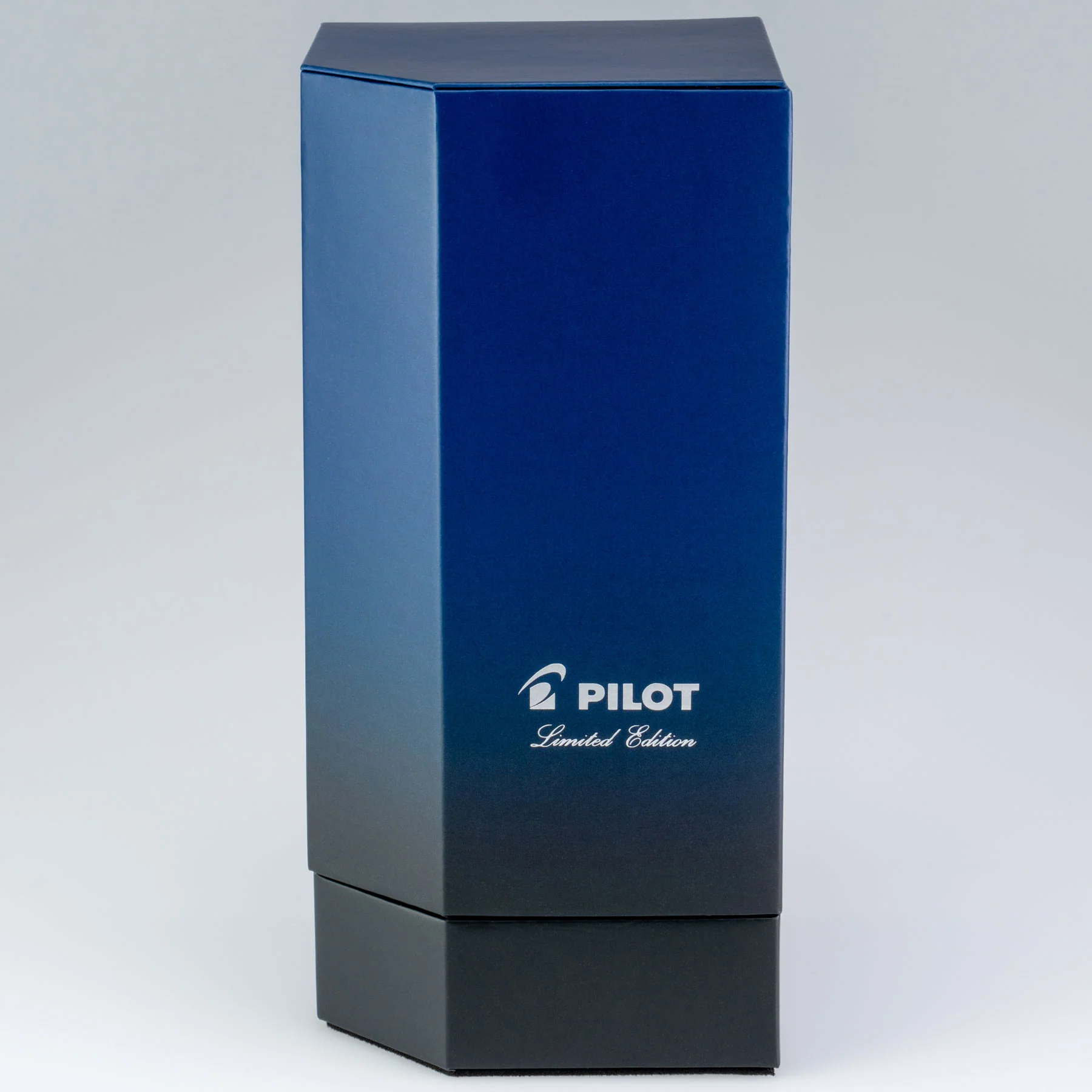 Pilot Limited Edition 2025 Vanishing Point Link Midnight Fountain Pen With Medium 18K Nib - Image 2