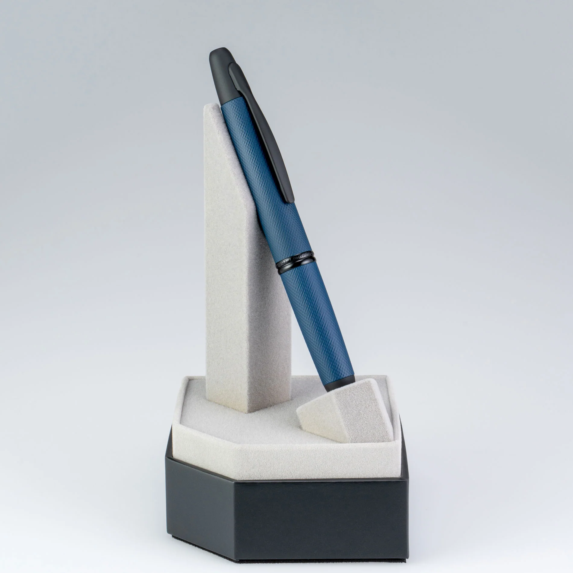 Pilot Limited Edition 2025 Vanishing Point Link Midnight Fountain Pen With Medium 18K Nib - Image 3