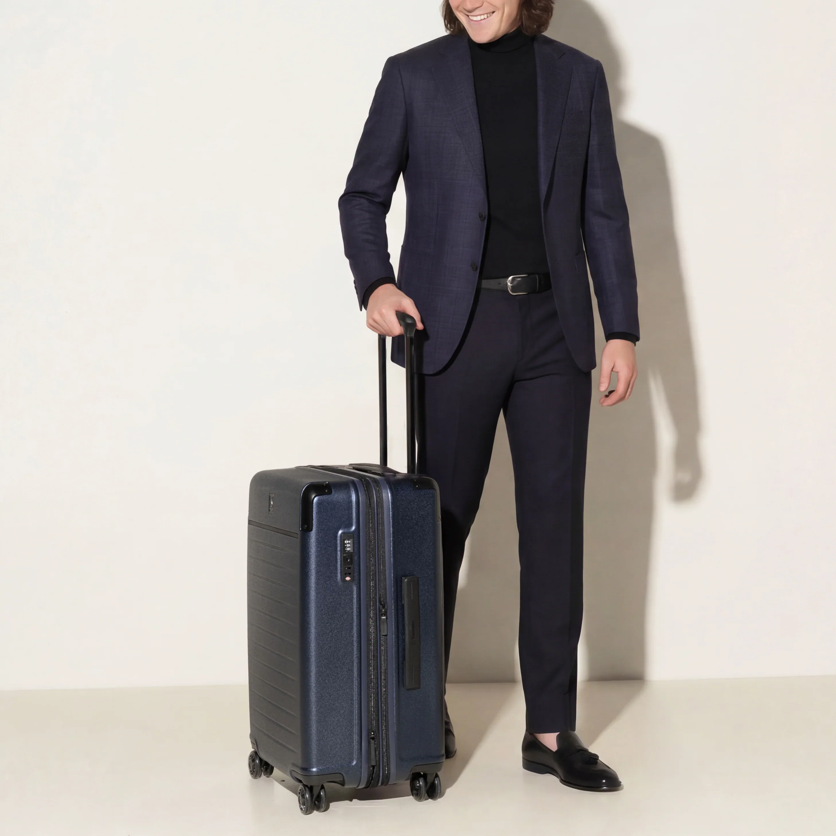 Travelpro Platinum Elite Medium Check-In Hardside Spinner - Image 6